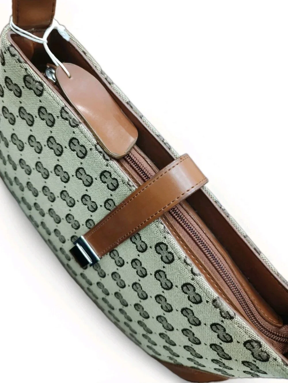 The Unbranded Brand stylish shoulder